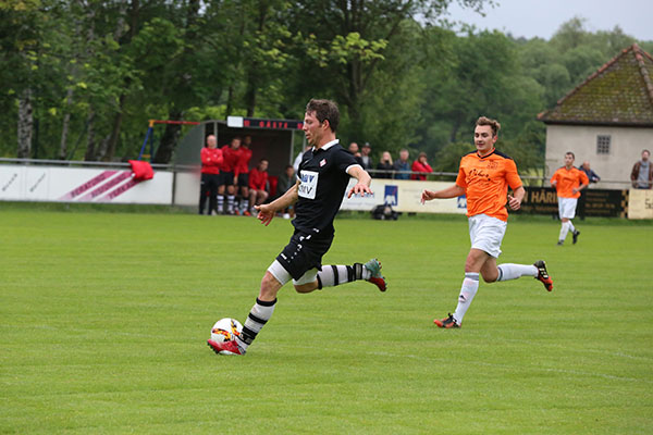 Sebastian Löhr zieht zur 1:0 Führung für den TSV ab.