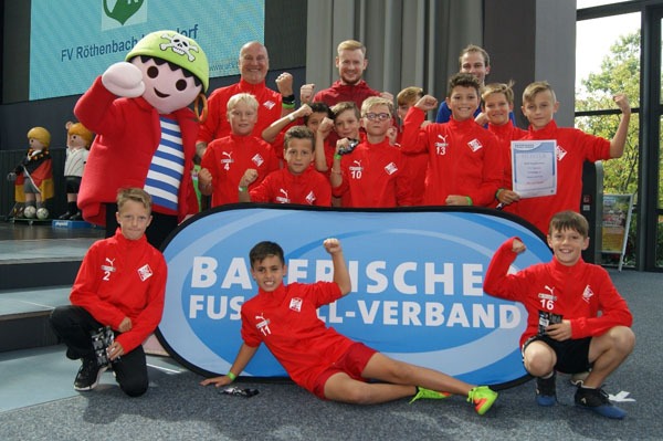 Die Meistermannschaft mit Sebastian Kerk vom 1.FC Nürnberg in der Bildmitte.