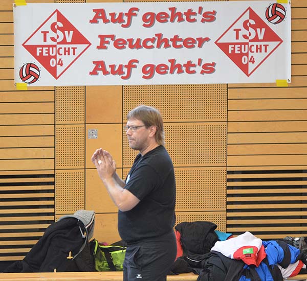 Das Plakat war Programm: Immer wieder feuerte TSV-Trainer Armin Hoefer von der Seitenlinie aus seine Mädels an, weiter Gas zu geben. Foto: kk (Der Bote)